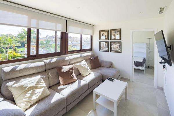 Penthouse for sale in  Barrio La Dama de Noche-La Alzambra, Marbella photo 1