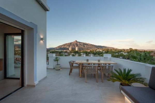 Penthouse for sale in  Barrio Las Brisas, Marbella photo 1