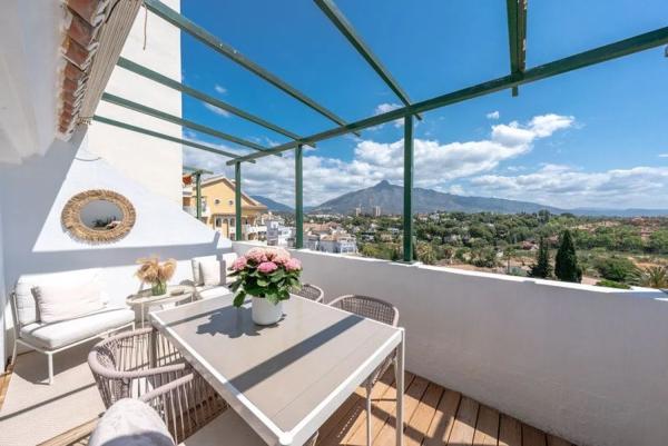 Penthouse for sale in  Avenida de Manolete, Marbella photo 1