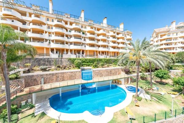 Penthouse for sale in  Avenida de Manolete, Marbella photo 4