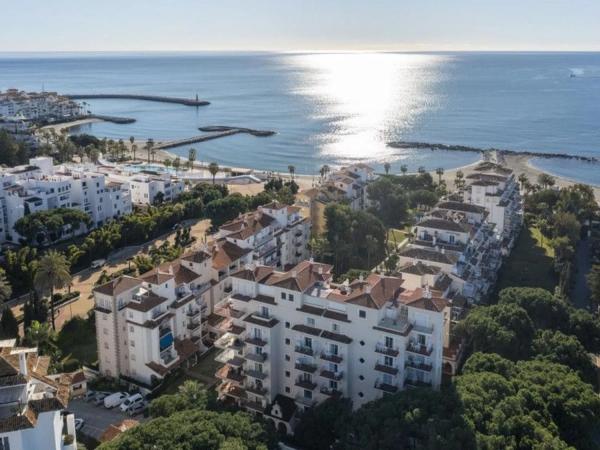 Penthouse for sale in  Barrio Puerto Banús, Marbella photo 1
