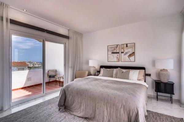 Penthouse for sale in  Barrio Puerto Banús, Marbella photo 3