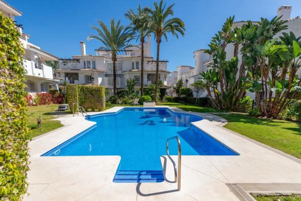 Penthouse for sale in  Barrio Nueva Andalucía, Marbella photo 1