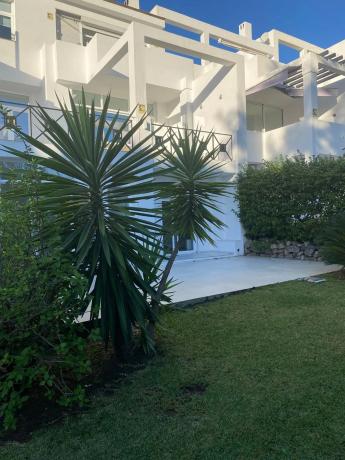 Chalet independiente en venta en Barrio Los Naranjos, Marbella photo 1