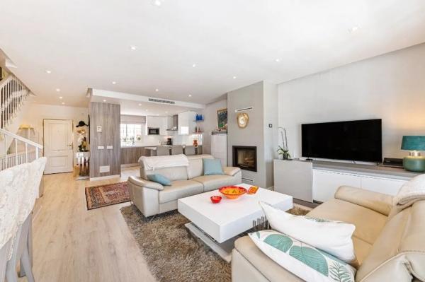 Chalet independiente en venta en Barrio Aloha, Marbella thumbnail 1