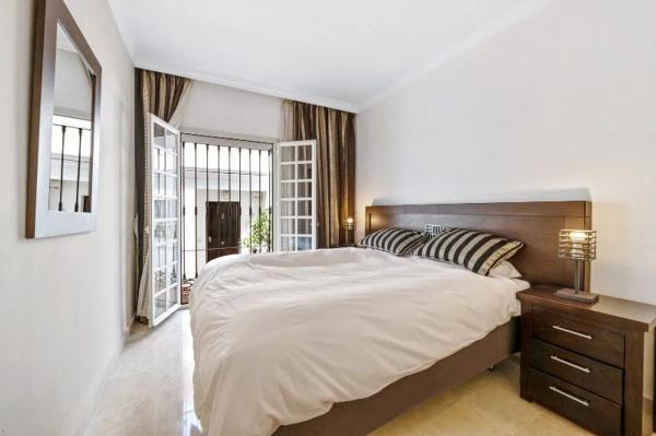 Chalet independiente en venta en Barrio Aloha, Marbella thumbnail 2