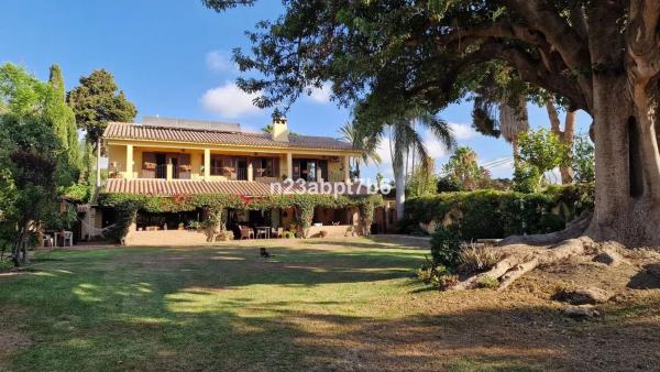 Chalet independiente en venta en Barrio Puerto Banús, Marbella thumbnail 1