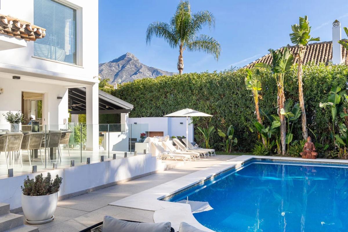 Venta de chalet independiente en Barrio Los Naranjos, Marbella
photo 1