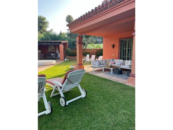 Chalet independiente en venta en Calle Greco, Marbella thumbnail 3