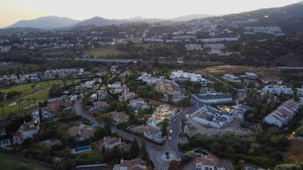 Chalet independiente en venta en Barrio Nueva Andalucía, Marbella thumbnail 1