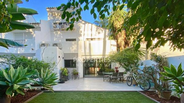 Chalet independiente en venta en Urbanización Los Naranjos de Marbella, Marbella photo 1