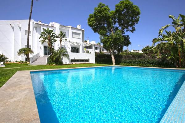 Chalet independiente en venta en Barrio Nueva Andalucía, Marbella photo 1