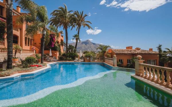 Penthouse for sale in Barrio Los Naranjos, Marbella thumbnail 1