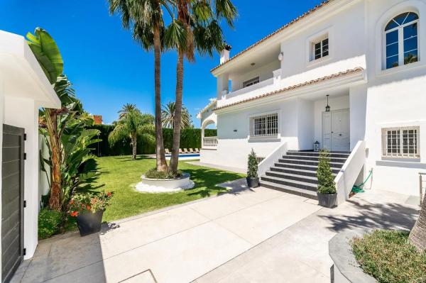 Chalet independiente en venta en Calle Alonso Cano, Marbella photo 1