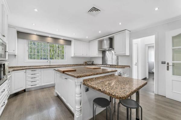 Chalet independiente en venta en Calle Alonso Cano, Marbella thumbnail 2