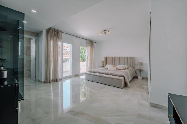 Chalet independiente en venta en  Calle el Califa, 68, Marbella photo 4