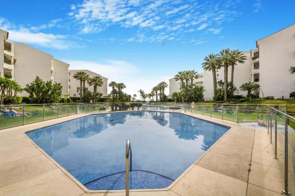Apartment for sale in Barrio Puerto Banús, Marbella thumbnail 2