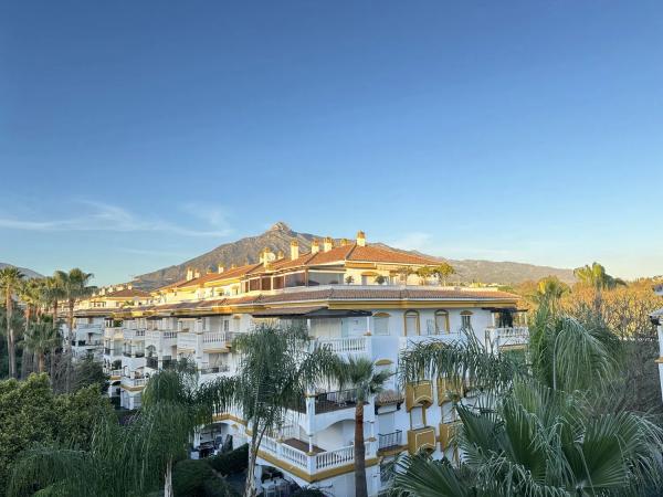 Piso en venta en  Barrio La Dama de Noche-La Alzambra, Marbella photo 1