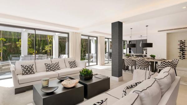 Chalet independiente en venta en Barrio Las Brisas, Marbella thumbnail 1