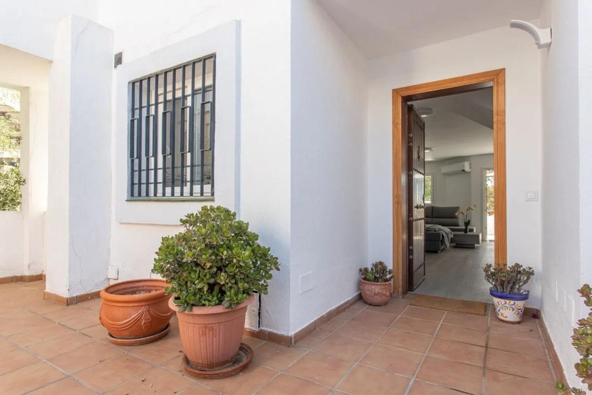 Duplex sale in Barrio Los Naranjos, Marbella photo 1