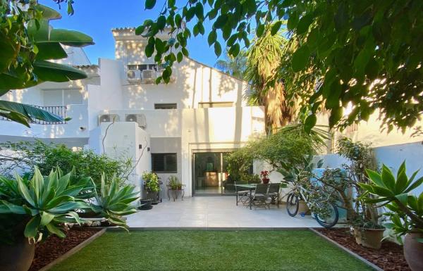 Chalet independiente en venta en Calle Alcaucín s/n, Marbella photo 1