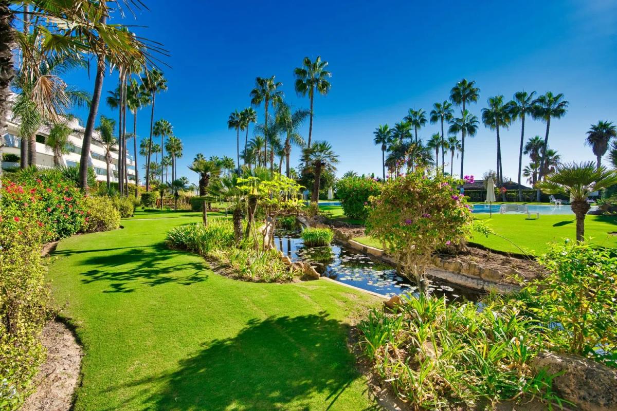 Duplex sale in Barrio Puerto Banús, Marbella photo 2