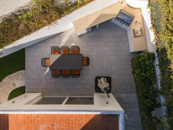 Chalet independiente en venta en Barrio Nueva Andalucía, Marbella thumbnail 2