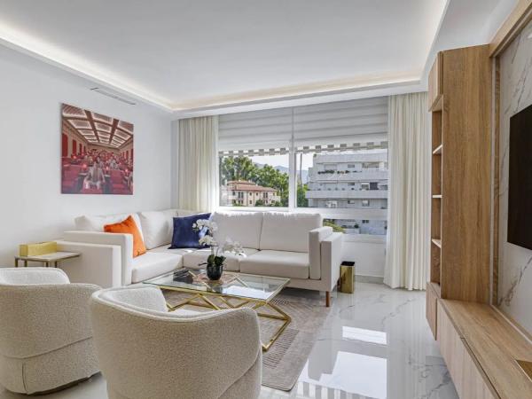 Apartment for sale in Barrio Puerto Banús, Marbella thumbnail 1