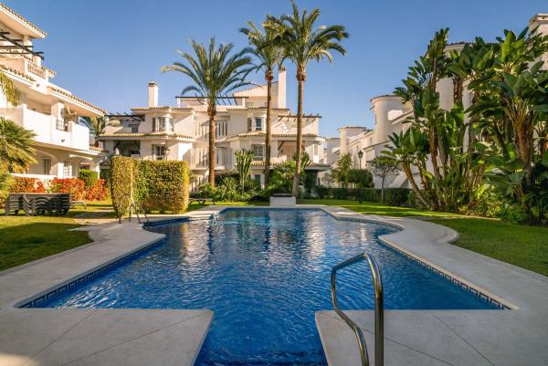 Penthouse for sale in Urbanización Los Naranjos de Marbella, 12 -10, Marbella photo 1