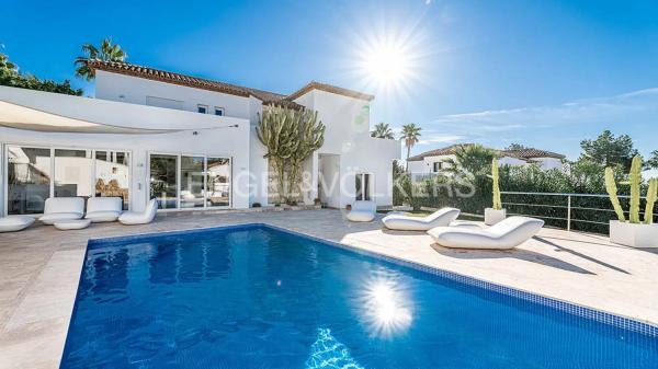 Chalet independiente en venta en Calle Aries, Marbella photo 1