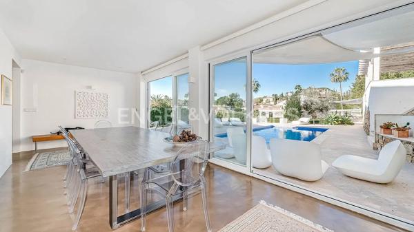 Chalet independiente en venta en Calle Aries, Marbella thumbnail 2