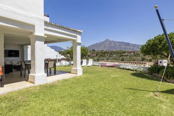 Chalet independiente en venta en Calle 01B Nva Andaluc, Marbella thumbnail 2
