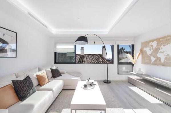 Apartment for sale in Barrio Puerto Banús, Marbella thumbnail 1
