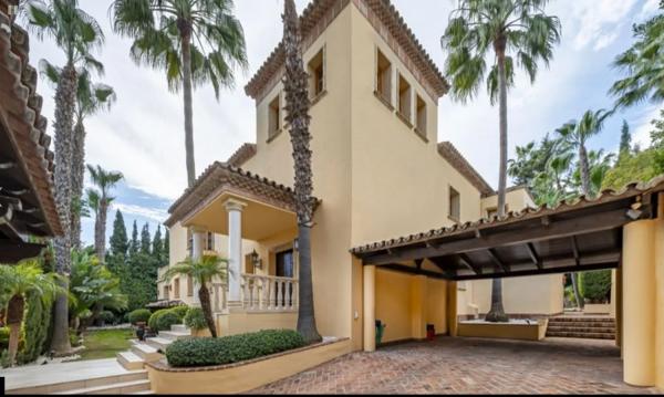 Detached villa for sale in  Barrio Las Brisas, Marbella photo 1
