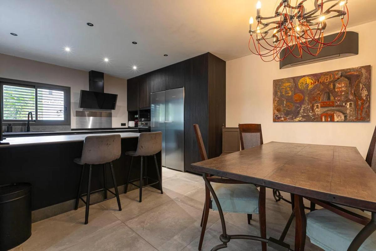 Venta de chalet independiente en Calle Alcaucín, Marbella
photo 1