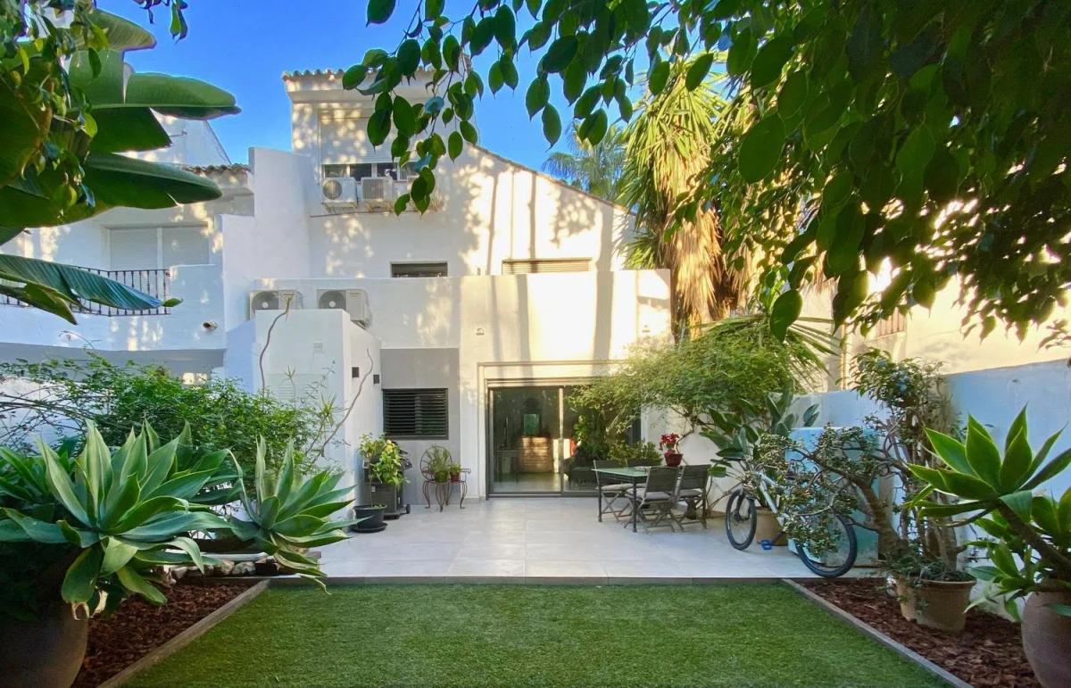 Venta de chalet independiente en Calle Alcaucín, Marbella
photo 3