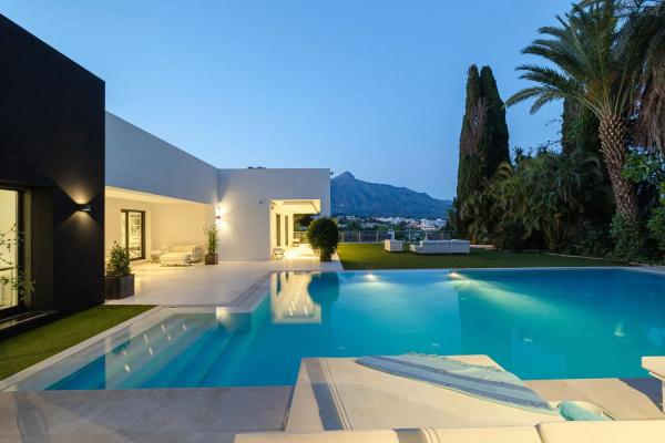 Detached villa for sale in  Barrio Las Brisas, Marbella photo 1