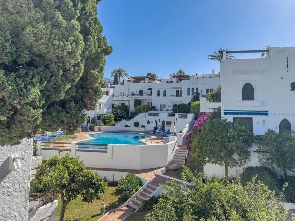 Chalet independiente en venta en Calle Salvador Dalí, Marbella photo 1