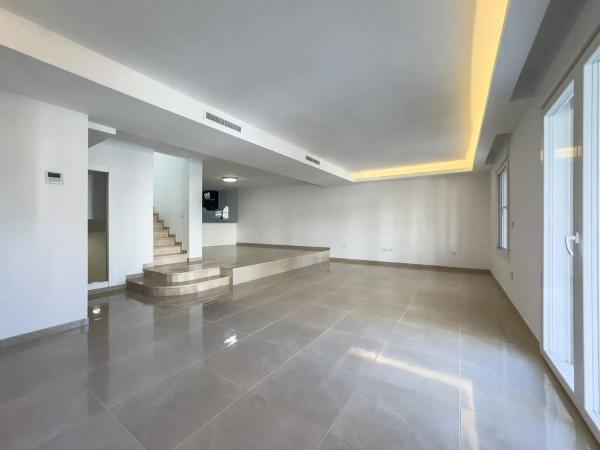 Chalet independiente en venta en Calle Salvador Dalí, Marbella thumbnail 1