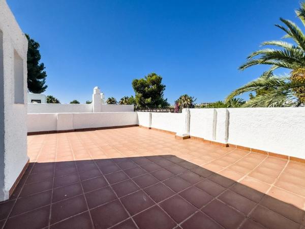 Chalet independiente en venta en Calle Salvador Dalí, Marbella thumbnail 2