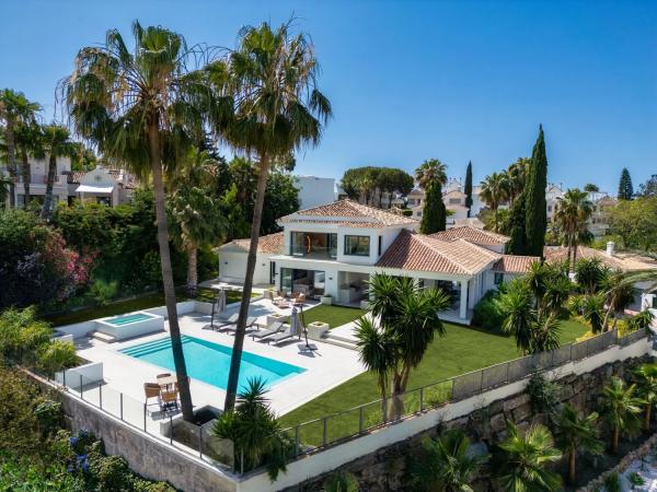 Chalet independiente en venta en Calle Tucán, 10 -13, Marbella photo 1