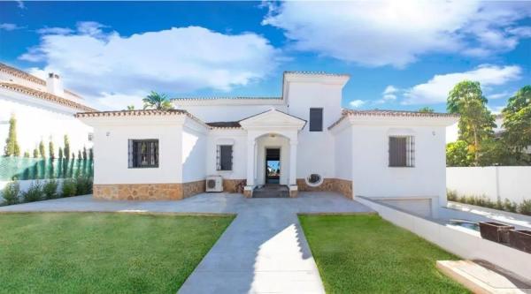 Wolnostojąca willa na sprzedaż w  Calle Bruselas 32-D, Marbella photo 1