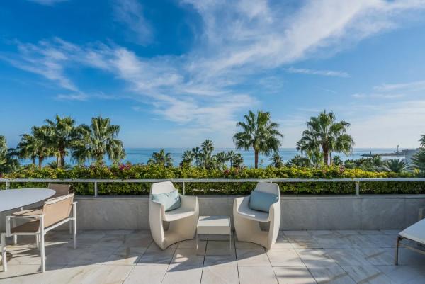 Penthouse for sale in Barrio Puerto Banús, Marbella photo 1