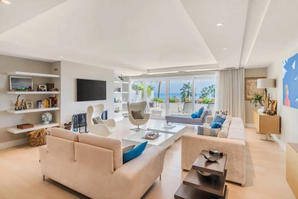 Penthouse for sale in Barrio Puerto Banús, Marbella thumbnail 1