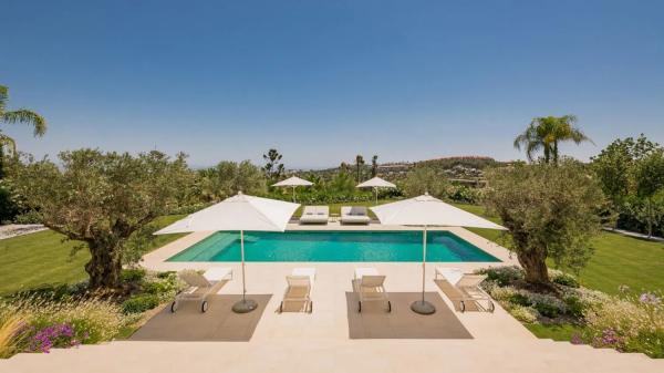 Chalet independiente en venta en Osa Menor, La Cerquilla, No 43, Marbella thumbnail 1