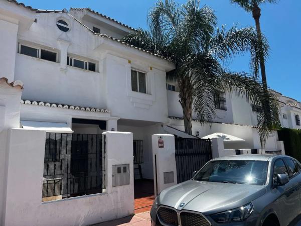 Chalet independiente en venta en Manzana-3, Marbella thumbnail 1