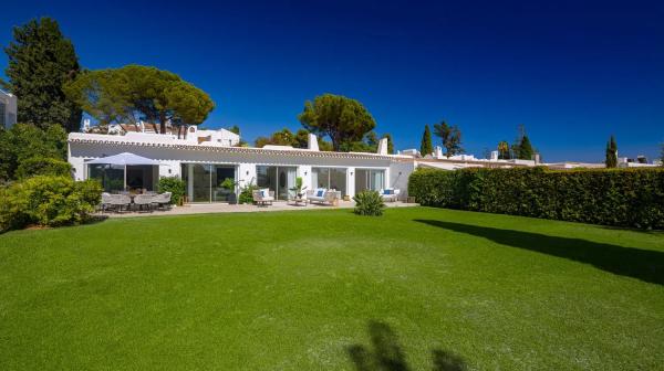 Chalet independiente en venta en Barrio Aloha, Marbella thumbnail 2
