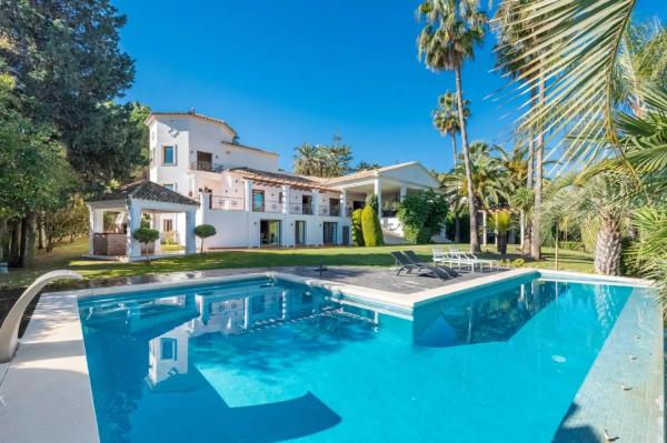 Chalet independiente en venta en Barrio Las Brisas, Marbella photo 1