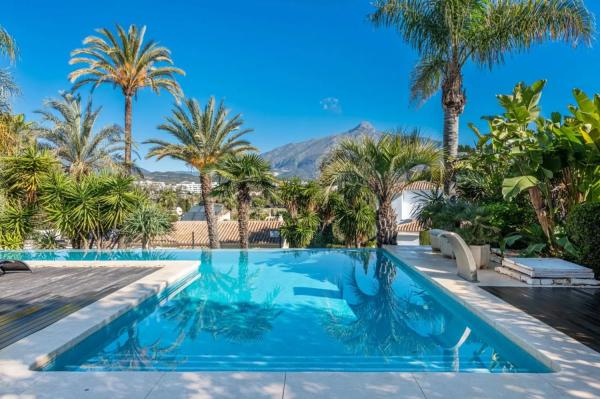 Chalet independiente en venta en Barrio Las Brisas, Marbella thumbnail 1