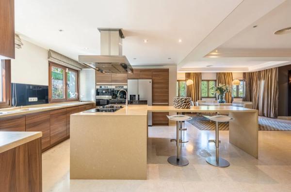 Chalet independiente en venta en Barrio Las Brisas, Marbella thumbnail 2